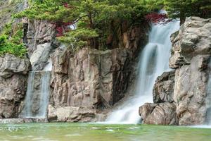 cascata nel parco di anyang bunkan, corea foto