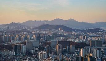 lo scenario in cima a una montagna a seoul, in corea foto