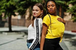 ragazza caucasica bianca e afroamericano nero insieme. l'unità del mondo, l'amore razziale, la comprensione nella tolleranza e la cooperazione sulla diversità delle razze. foto