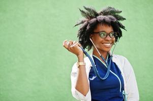 ritratto di dottoressa afroamericana con stetoscopio che indossa camice da laboratorio. foto