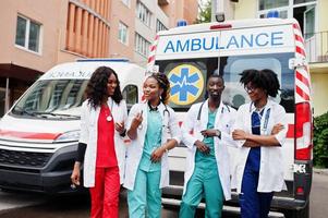 gruppo di medici africani dell'equipaggio di emergenza dell'ambulanza paramedica. foto