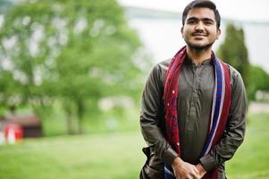 l'uomo indo-pakistano indossa abiti tradizionali achkan o sherwani. foto