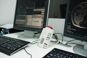 tema medico. centro diagnostico di risonanza magnetica in ospedale, monitor di computer con cervello umano su di esso. foto