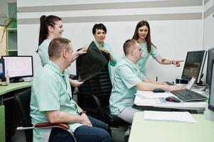 tema medico.sala di osservazione con tomografo computerizzato. il gruppo di medici riuniti nell'ufficio di risonanza magnetica del centro diagnostico in ospedale. tenere l'immagine radiografica a raggi X. foto