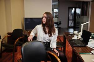 donne caucasiche partner femminile in ufficio siedono al tavolo. foto