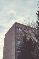 edificio residenziale con alberi foto