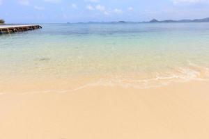 spiaggia del mare con acqua limpida all'isola di koh kham foto