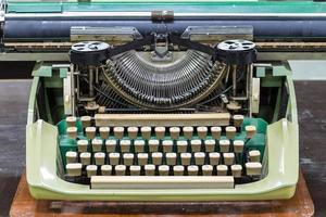 macchina da scrivere vintage primo piano., sul pavimento di legno foto