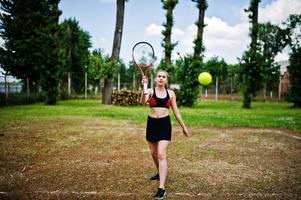 bella donna sportiva tennista con racchetta in costume sportivo. foto