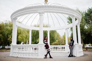 ritratto di due giovani belle ragazze adolescenti indiane o asiatiche del sud in abito sfondo bianco tempio arch. foto