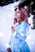 ritratto di bellezza di una giovane donna in inverno foto