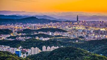 una foto dalle colline dello skyline di Taipei all'alba