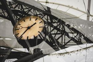orologio della stazione ferroviaria e costruzioni in metallo foto