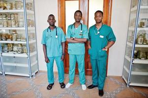 gruppo di studenti di medici africani all'interno dell'università di medicina. foto