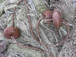 rete da pesca con galleggianti rossi sul peschereccio foto