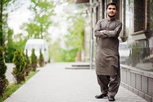 l'uomo indo-pakistano indossa abiti tradizionali achkan o sherwani. foto