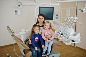 bambini alla poltrona del dentista. bambini dentali. foto