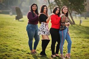 un gruppo di quattro ragazze latine felici e graziose dell'Ecuador in posa in strada. foto