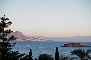 bellissima baia tropicale con palme. paesaggio panoramico con isole di montagna e laguna blu sul Mar Egeo. scenario esotico. punto di riferimento popolare, famosa destinazione di bodrum, turchia. foto