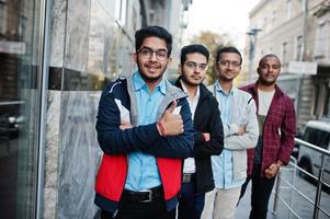 gruppo di quattro studenti maschi adolescenti indiani. i compagni di classe trascorrono del tempo insieme. foto