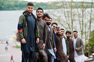 gruppo di pakistani che indossano abiti tradizionali salwar kameez o kurta. foto