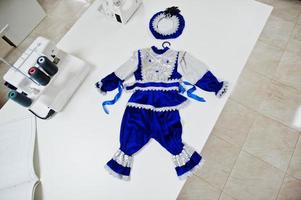 costume da ragazzo fatto a mano di carnevale per bambini presso l'ufficio della sarta sul posto di lavoro. foto