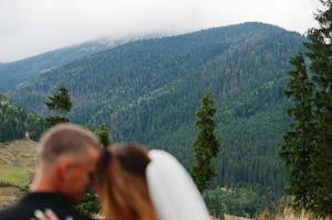 sfocatura sposi contro le montagne. foto