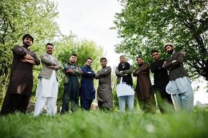 gruppo di pakistani che indossano abiti tradizionali salwar kameez o kurta. foto