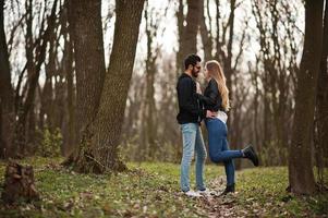 storia d'amore di una bella coppia multirazziale nella foresta primaverile. foto