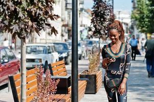 ritratto di bella donna modello afroamericano alla moda con il cellulare a portata di mano. foto