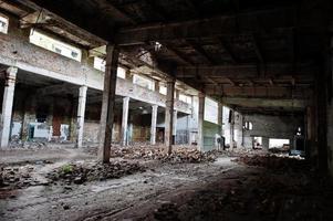 interno industriale di una vecchia fabbrica abbandonata. foto