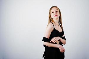 modello di ragazza in abbigliamento nero poste in studio su sfondo bianco. foto