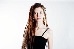 riprese in studio di una ragazza in nero con dreadlocks su sfondo bianco. foto