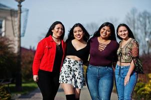 un gruppo di quattro ragazze latine felici e graziose dell'Ecuador in posa in strada. foto