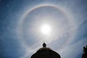 fantastico bellissimo fenomeno dell'alone di sole sulla chiesa, arcobaleno circolare. foto