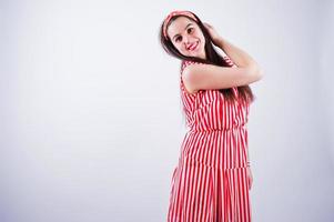 ritratto di una splendida ragazza in abito a righe rosse in studio. foto