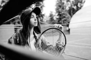 giovane ragazza sportiva con racchetta da tennis sul campo da tennis. foto