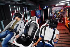 due giovani indiani che si divertono con una nuova tecnologia di un auricolare vr al simulatore di realtà virtuale. foto