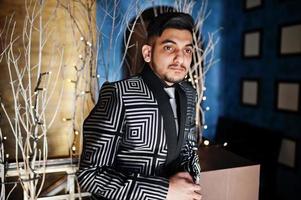 giovane indiano bell'uomo d'affari al vestito da sera sul ristorante. foto
