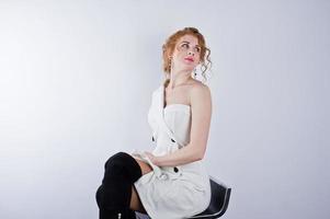 ragazza di capelli ricci isolata su sfondo bianco per studio. foto