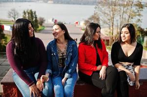 un gruppo di quattro ragazze latine felici e graziose dell'Ecuador in posa in strada. foto