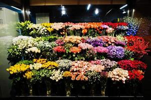 negozio di fiori con fiori colorati a supermaket. foto