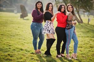 un gruppo di quattro ragazze latine felici e graziose dell'Ecuador in posa in strada. foto