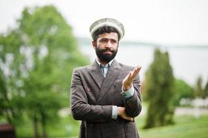 barba uomo afgano indossa cappello e giacca pakol. foto