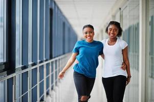 due amiche africane in t-shirt poste insieme al coperto. foto