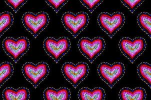 modello di schizzo a mano libera a forma di cuore, elementi colorati di design di colore rosso rosa blu arancione isolati su sfondo nero, simbolo di amore San Valentino foto