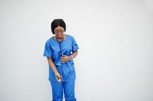 Ritratto di felice femmina afroamericano giovane medico pediatra in uniforme blu cappotto e stetoscopio isolato su bianco. sanitario, medico, specialista in medicina - concetto. foto