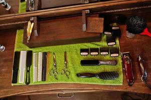 strumenti da barbiere sulla tavola di legno del fondo. foto
