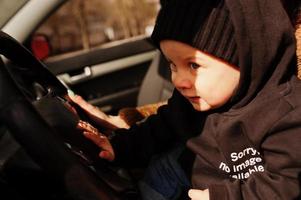 giovane madre e bambino in auto. concetto di guida di sicurezza. foto