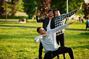 tre ragazzi multietnici in posa all'aperto. foto